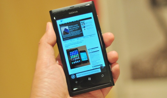 Nokia Lumia 800 software update now rolling out, brings improved 