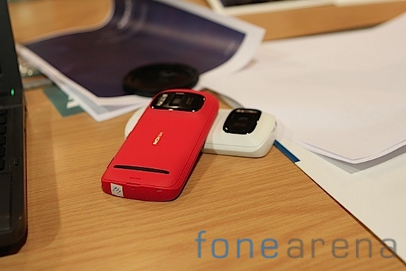 http://images.fonearena.com/blog/wp-content/uploads/2012/03/Nokia-Pureview-808-20.jpg