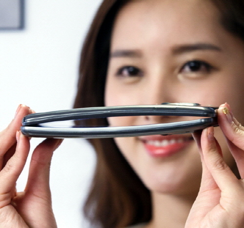 http://images.fonearena.com/blog/wp-content/uploads/2013/11/LG-G-Flex-Curved-Display.jpg