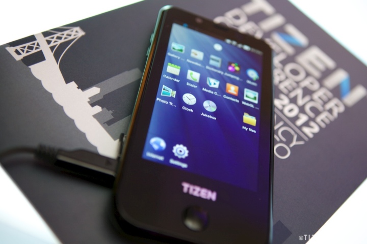 Tizen Smartphone Prototype for Developer (5)