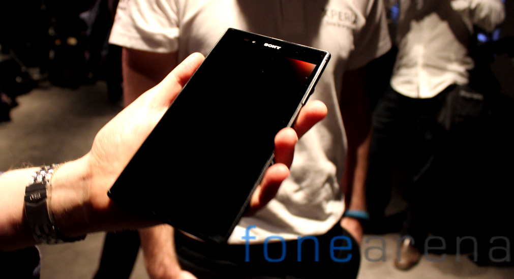 Sony-Xperia-Z-Ultra-Front-Far-In-Hands