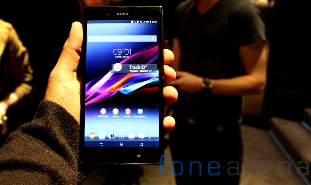 Sony-Xperia-Z-Ultra-In-Hands-Front