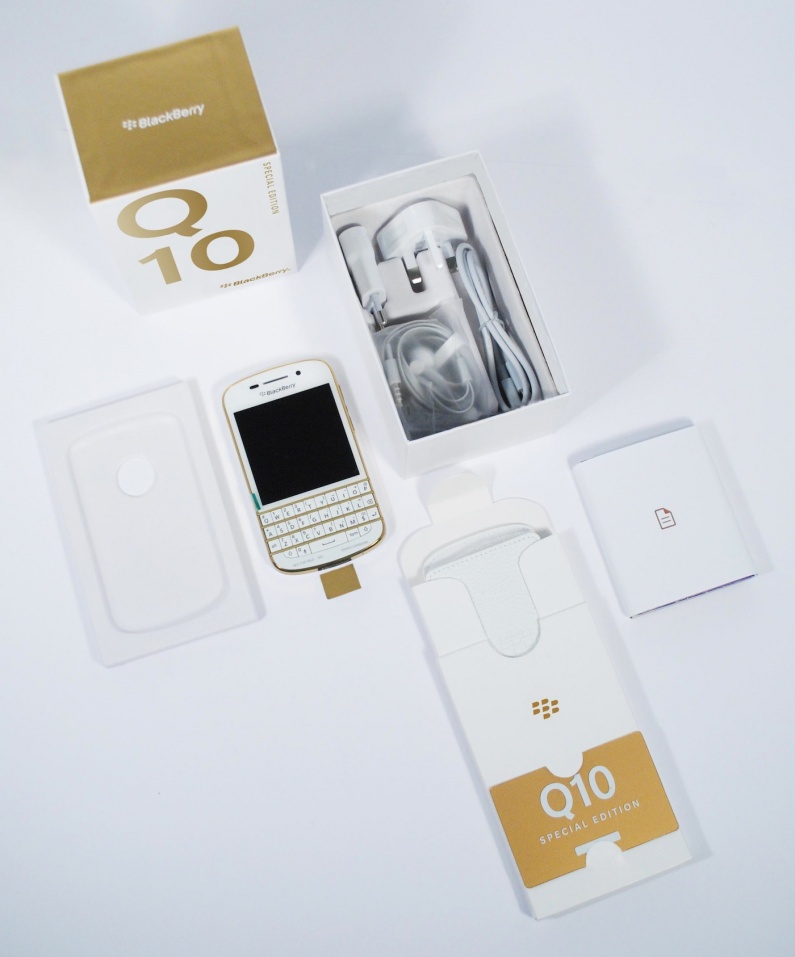 Gold and White Special Edition BlackBerry Q10 (1)