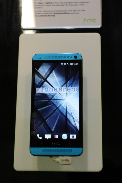 htc one mini blue in hand