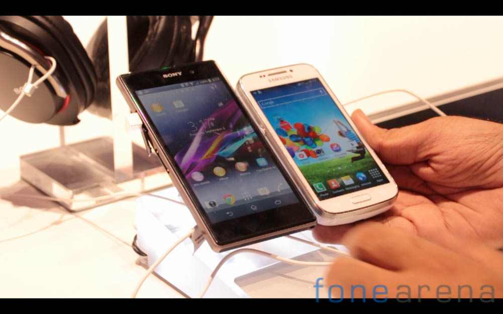 Sony-Xperia-Z1-Samsung-Galaxy-S4-2