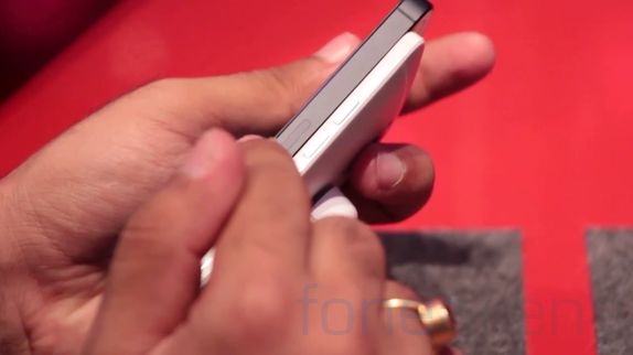 htc-one-mini-vs-iphone-5-hands-on-2