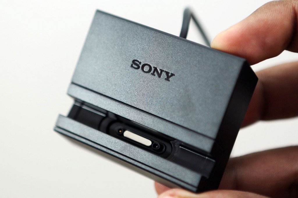 sony-xperia-z-ultra-magnetic-charging-dock-2