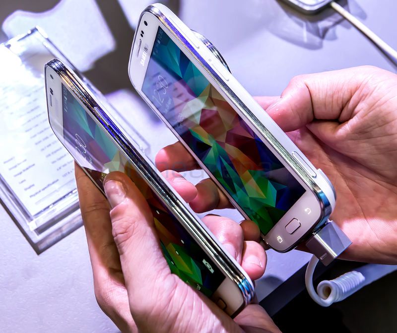 Samsung Galaxy K zoom vs Galaxy S5-4