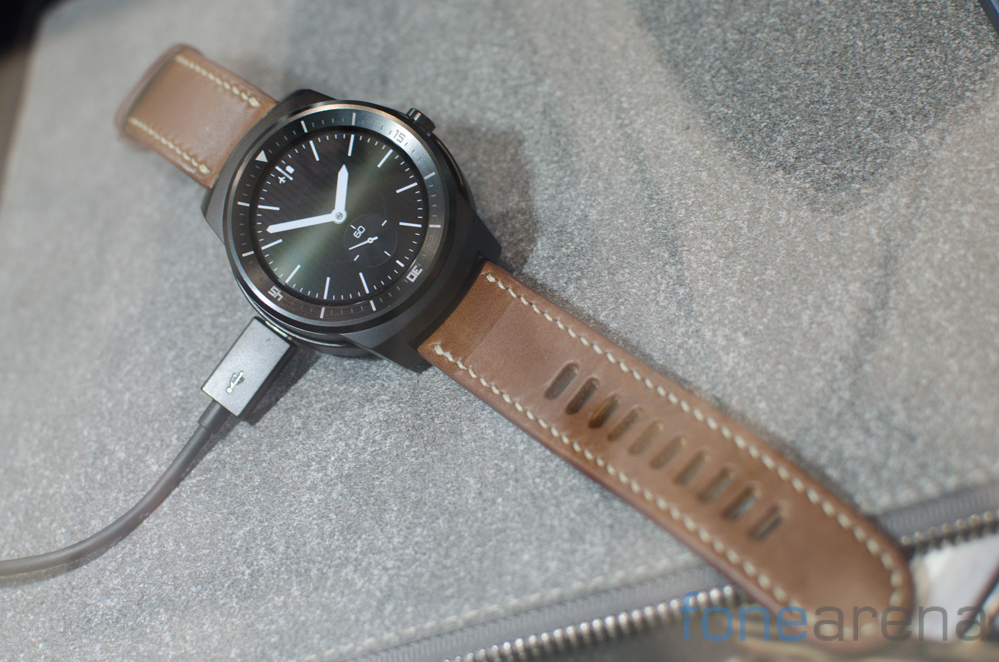 LG G Watch R Hands On and Photo