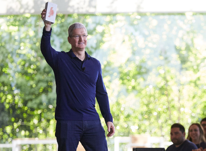 Tim Cook Billionth iPhone