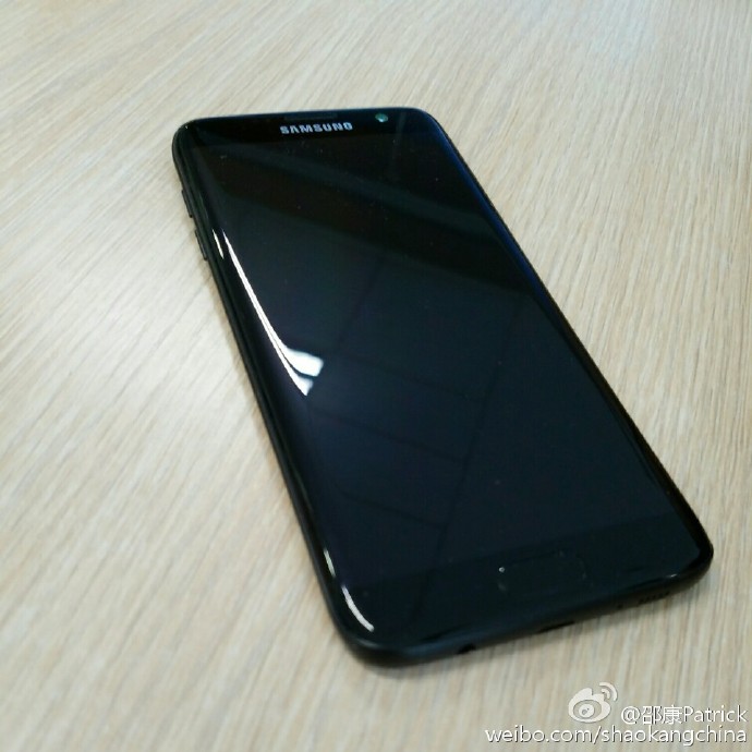 s7-edge-glossy-black-7