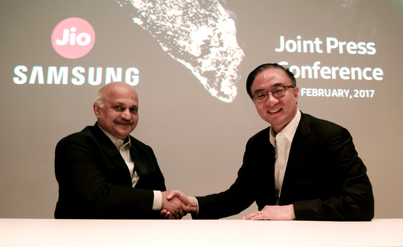 Jyotindra Thacker and Kim Young-ky at Samsung Jio event MWC 2017