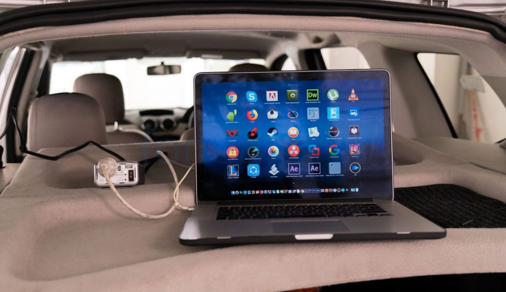 How to Charge a Computer in a Car 