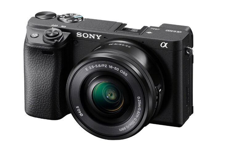 Sony α6400 mirrorless camera with real-time Eye Autofocus, real-time tracking, 24.2MP sensor