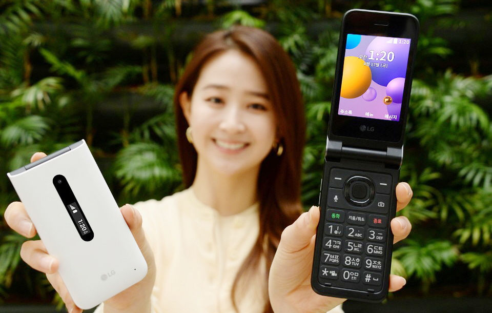 أعلنت شركة AI Voice Service عن هاتف LG Folder 2 4G ثنائي الشاشات المزود بمفتاح SOS 385