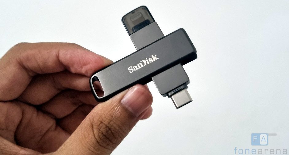 Sandisk iXpand Flash Drive Luxe review: A (data) lifesaver for iPhone users  - The Economic Times