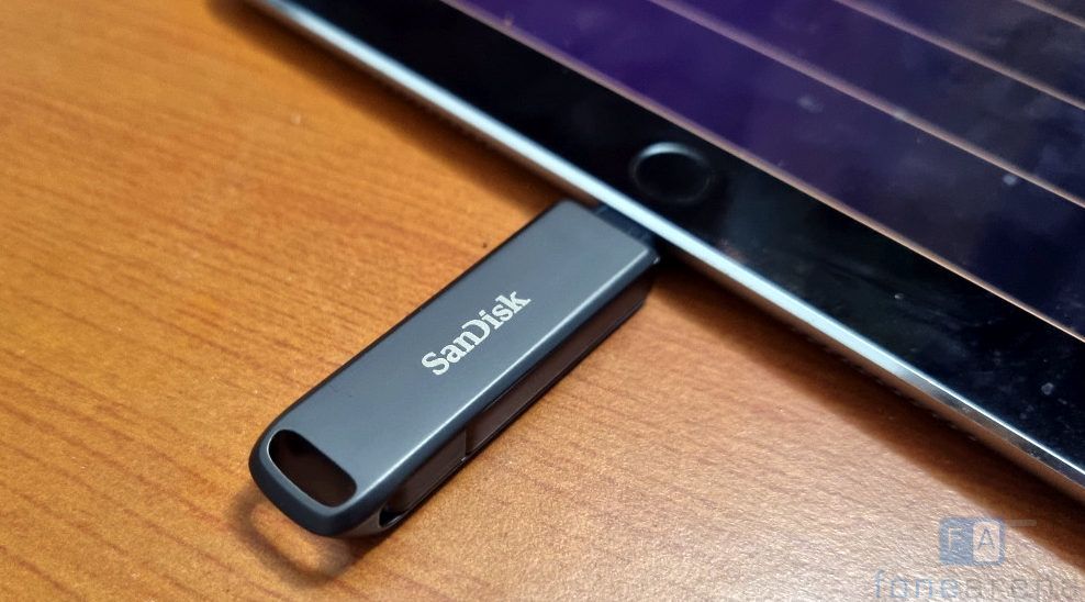 Sandisk iXpand Flash Drive Luxe review: A (data) lifesaver for iPhone users  - The Economic Times