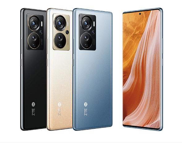 GSMArena.com - The ZTE Axon 40 Ultra next to the ZTE Axon